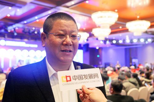 中国经济导报、中国发展网记者采访城北开发建设指挥部副指挥长、新狮街道党工委书记蒋震中。沈贞海 摄