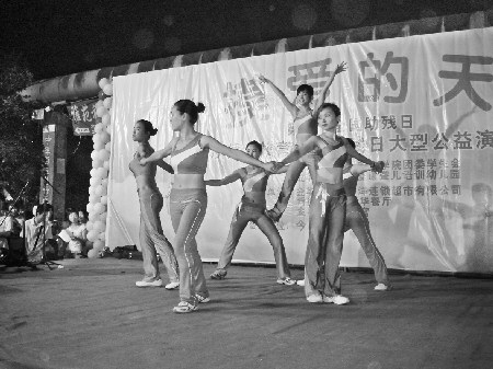 编 号: 664037 　　　
摄影作者: 　　
文件名:jy75112.jpg　　
文件大小:53K　　
高 X 宽:337 X 450　　
说明:jy75112.jpg