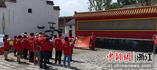 党员干部在雅里村重温入党誓词。汪佳磊 摄