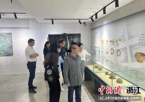 揭牌仪式后，大家参观了衢江西周高等级土墩墓群考古成果展。 马一俊 摄