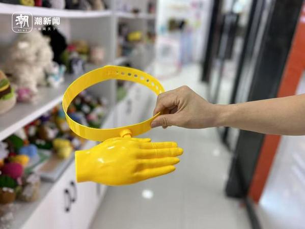 义乌国际商贸城五区“爆款基地”店铺内的“巴掌帽”。潮新闻 记者 钱关键 摄