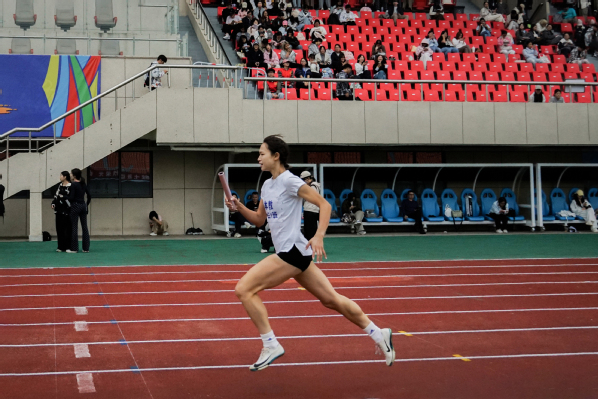 女子乙组4×400米接力决赛现场。浙师大融媒体中心 吴婉盈（实习） 摄