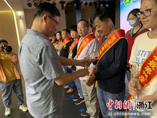 为“最美残疾人家庭”颁奖 王力中 摄