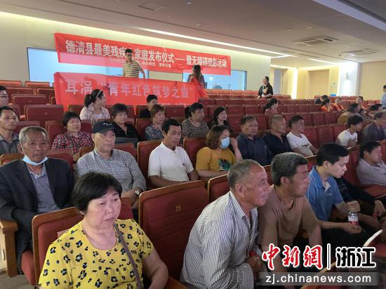 视障人士“看”电影 王力中 摄