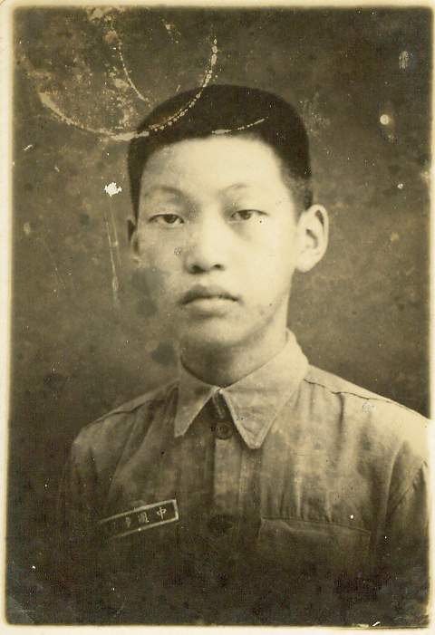 20世纪30年代中在小学读书时留影.JPG
