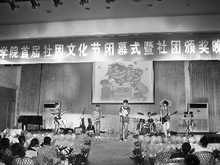 编 号: 644852 　　　
摄影作者: 　　
文件名:jy74168.JPG　　
文件大小:58K　　
高 X 宽:337 X 450　　
说明:jy74168.jpg