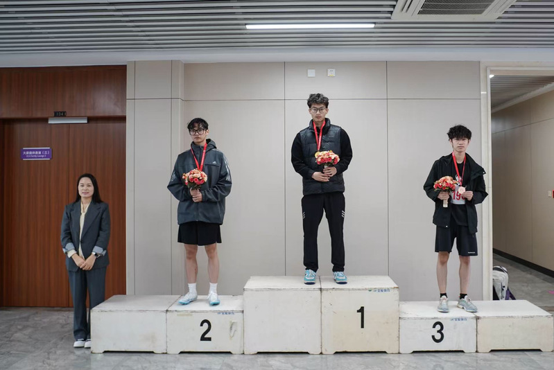 男子甲组跳高颁奖现场。浙师大融媒体中心 路沈承（实习）摄