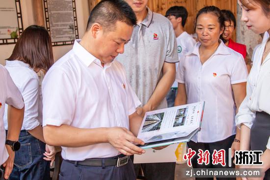 观众参观实践成果展。朱丰逵 摄