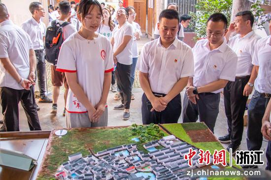 观众参观实践成果展。朱丰逵 摄
