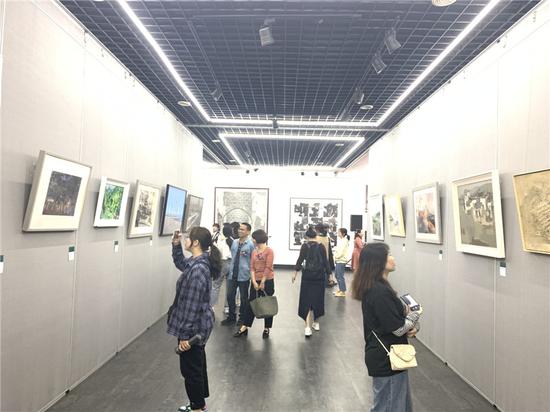 展览吸引了众多观众驻足欣赏 奚金燕 摄