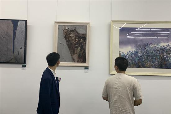 展览吸引了众多观众驻足欣赏 奚金燕 摄