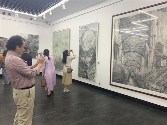 展览吸引了众多观众驻足欣赏  奚金燕 摄