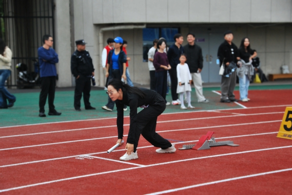 教工组混合4×100米接力决赛。浙师大融媒体中心 梅斯嘉 摄