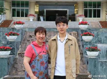 励志！妈妈与孩子一起考上大学 有梦想什么时候都不晚