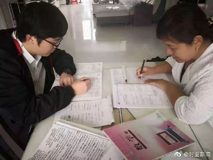 励志！妈妈与孩子一起考上大学 有梦想什么时候都不晚