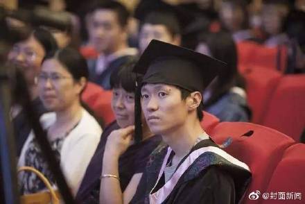 励志！妈妈与孩子一起考上大学 有梦想什么时候都不晚