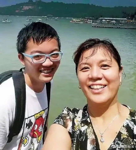 励志！妈妈与孩子一起考上大学 有梦想什么时候都不晚
