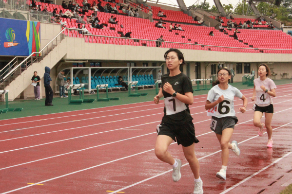 女子甲组800米决赛现场。浙师大融媒体中心 蒋欣妍 摄