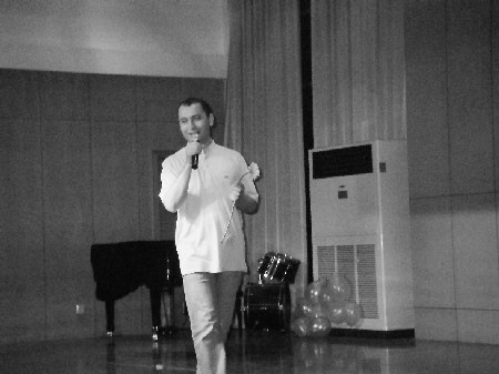 编 号: 664032 　　　
摄影作者: 　　
文件名:jy75111.jpg　　
文件大小:35K　　
高 X 宽:337 X 450　　
说明:jy75111.jpg